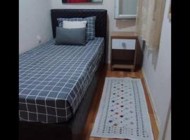 Alsancak seaside 50 m Single room green, casa de hóspedes em Konak