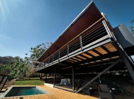 Casa Pelícano - Tropical house w' private pool and ocean views، كوخ في بلايا فيناو