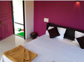 CLASSIC ANAND Bungalow-Imperial Suite at Tarkarli beach, hotel en Malvan