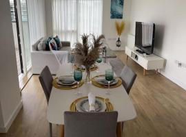 Contemporary Urban Retreat, 2-Bedroom Haven by London City Airport, hotel near Gallions Reach DLR, London