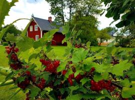 Gemütliches Ferienhaus in Uppvidinge mit Garten, Grill und Veranda วิลลาในKlavreström