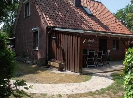 Ferienhaus mit überdachter Terrasse und Carport, casa de temporada em Walsrode