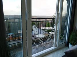 Two-Bedroom Apartment with Scenic Balcony View, apartment in Shipley