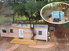 The Lonely Bull Luxury Container Home on 5 Acres, casa de temporada em Weatherford