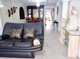 Habitación amplia y cómoda con baño privado