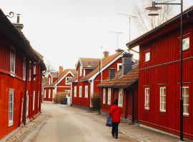 Stor villa i centrala Trosa intill Trosa ån och havet, hytte i Trosa