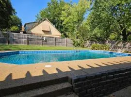 Luxury Pool with King beds Near Shops and Dining