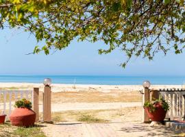 Lampiris Beach Front Apartments, serviced apartment in Potos