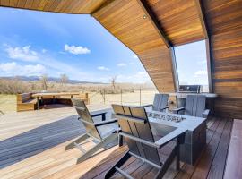 Riverfront Montana Retreat - Deck, Fire Pit and Pond, hotel din Silver Star