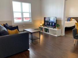 Large 1-bedroom Condo l Downtown l WiFi & Smart TV, apartement sihtkohas Moose Jaw