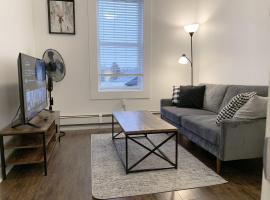 Gorgeous 1-bedroom Condo Location WiFi, kuća za odmor ili apartman u gradu 'Moose Jaw'