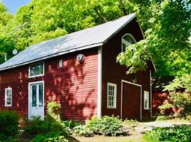 Charming barn in the heart of the Berkshires, hotel con parking en New Marlborough