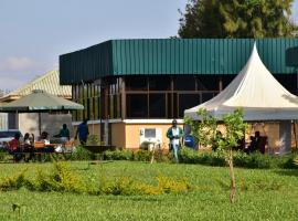Koma Gardens and Resort, hotel em Nguluni