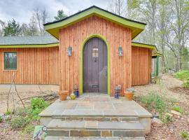 Enchanting Shelby Cottage on 12 Acres and Hot Tub!, pet-friendly hotel in Shelby