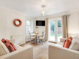 Cosy 2 bedroom garden flat with parking, hotel in Royal Tunbridge Wells