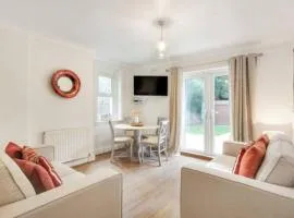 Cosy 2 bedroom garden flat with parking