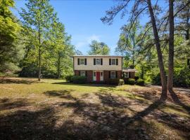 5BR Woodland Retreat on 7 Acres with a Pond, hotel in North Augusta