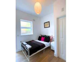 Cute Studio Garden Flat, 5 min to tube, self catering accommodation in London