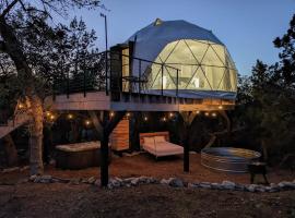 Treehouse Serenity Dome With Private Hot Tub, hotelli, jossa on pysäköintimahdollisuus kohteessa Luckenbach