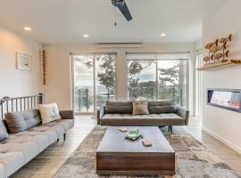 Depoe Bay Townhome with Deck and Stunning Ocean Views!、デポー・ベイの別荘