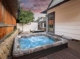 Luxurious Bel Air Home w/ Jacuzzi! 2BD 2BA, hotel com estacionamento em Los Angeles