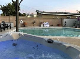 Orchard Villa Disneyland 5 Bedroom Pool Home Spa, מלון ידידותי לחיות מחמד באנהיים