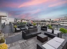 Sleek & Modern 2BR Apt: Rooftop Views & Relaxation