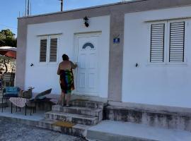 Holiday house with a parking space Cove Piskera, Solta - 21775, hotel amb aparcament a Grohote