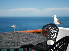Hamilton Cove ocean front luxury Villa Spectacular Views with electric cart, stuga i Avalon