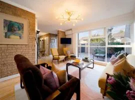 Honeyeater Hidden Gem - Stylish Courtyard in the CBD