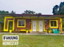 D ANJUNG HOMESTAY, country house in Kampong Alor Gajah