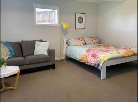 Spacious Guest Suite - Private Ensuite Bathroom, hotel with parking in Auckland