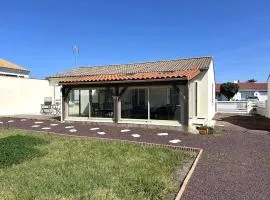 Maison de plain-pied avec jardin clos, véranda, terrasse et barbecue, près de St Gilles Croix de Vie - FR-1-224-811