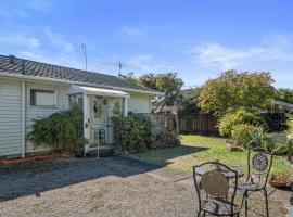 Olive Terrace - Paraparaumu Holiday Home, παραθεριστική κατοικία σε Paraparaumu