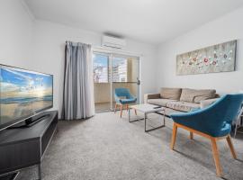 Lakeside 1-Bed Unit Conveniently by Shops, hotel em Tuggeranong