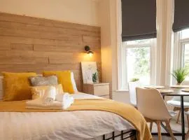 Cosy, Modern One Bedroom Apartment, Close to Train, City, Beach and Hospital Long Booking Welcome