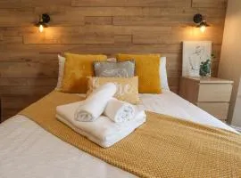 Modern One Bedroom, Close to Train, City, Beach and Hospital Long Booking Welcome