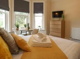 Stylish, Modern, One Bedroom Flat Close to Town, Hospital Long Booking Welcome