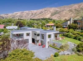 Sargood Splendour - Wanaka Holiday Home