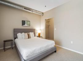 CozySuites 2BR Mill District with pool, gym #02, ξενοδοχείο στη Μινεάπολη