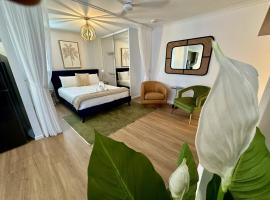 Luxe Palm Studio Villa - In the heart of Edge Hill, hotel i Edge Hill
