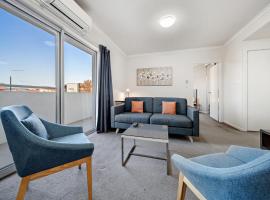 Comfy Lakeside 1-Bed with Secure Parking، فندق في Tuggeranong