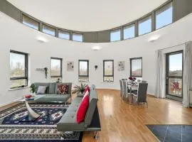 Two Bed London Apt with Balcony