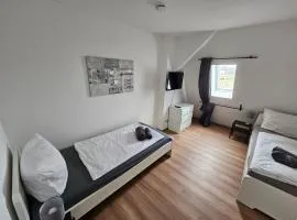 3 moderne 2-Zimmer-Apartments mit WLAN & Parkplatz, Perfekt für Familien & Gruppen
