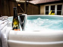 The Retreat, own hot tub, romantic escape, near Lyme Regis, hotel in Lyme Regis