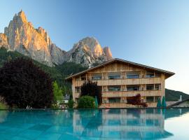 Artnatur Dolomites Hotel & Spa, hotelli kohteessa Siusi