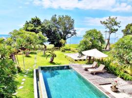 JOGLO APONG Beachfront Apartment, hotel con piscina a Tegallengah