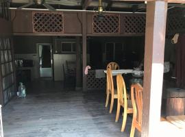 Kampung In The City, cabana o cottage a Seri Kembangan