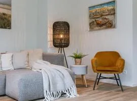 Huswell - Spacious top-floor apartment with private parking