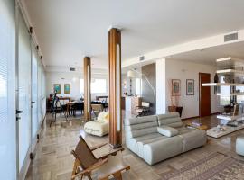 Luxury Majestic Penthouse Apartment, Luxushotel in Chioggia